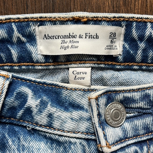 A&F Curve Love The Mom High Rise - 28/6R - Picture 3 of 4